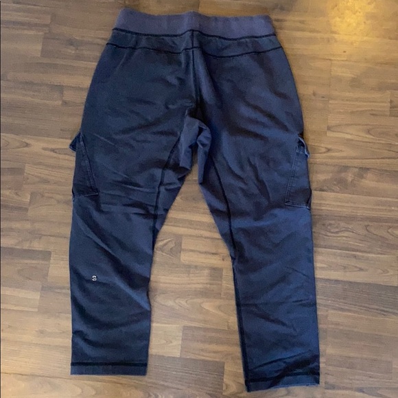Lululemon 7/8 cargo pant - Picture 3 of 4